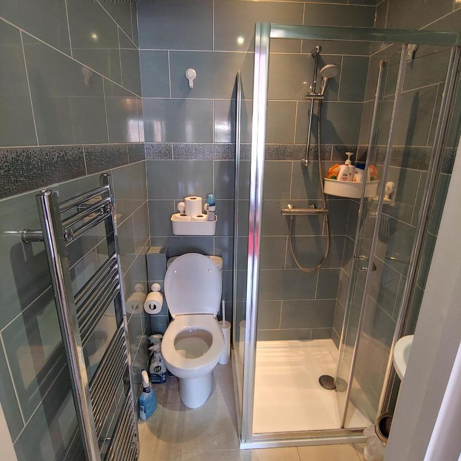 Ensuite Master Bedroom, Private Bathroom, Inside Family Home, Walking Distance To Harry Potter Studios Watford  Exterior photo