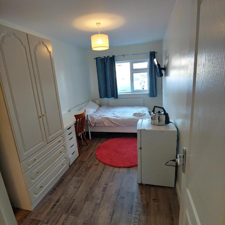 Ensuite Master Bedroom, Private Bathroom, Inside Family Home, Walking Distance To Harry Potter Studios Watford  Exterior photo