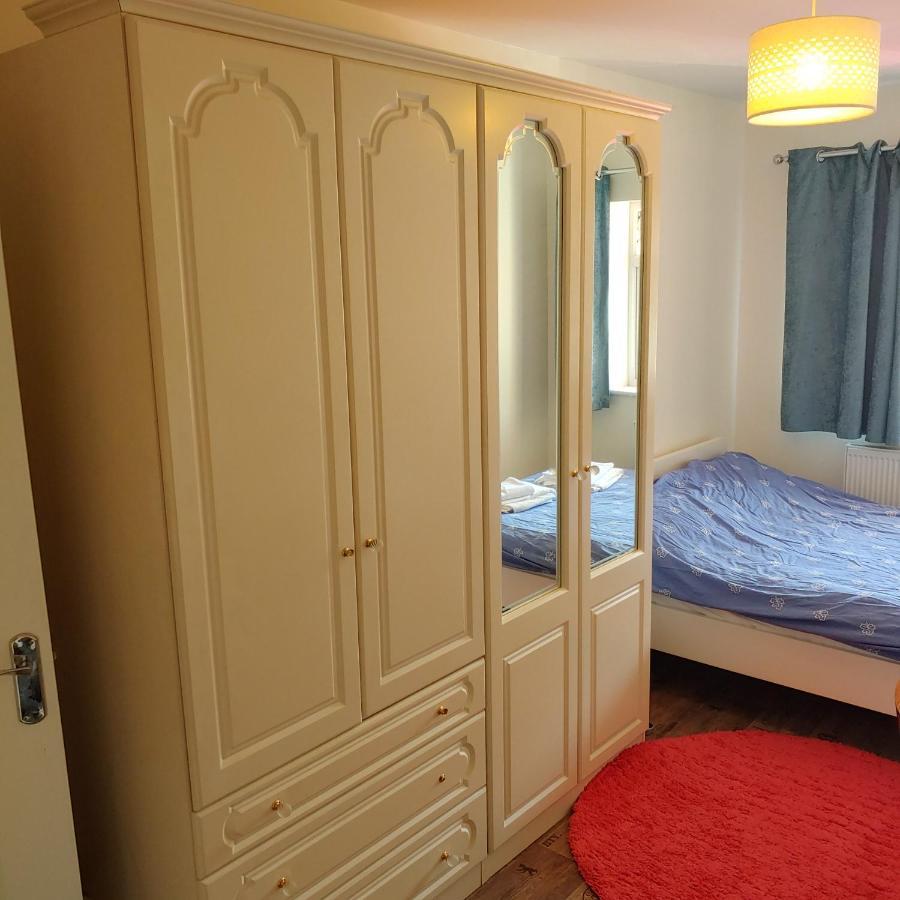 Ensuite Master Bedroom, Private Bathroom, Inside Family Home, Walking Distance To Harry Potter Studios Watford  Exterior photo